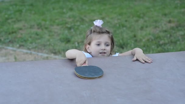 小さな魅力的な幸せな女の子の子供は 通りでピンポンを果たしています — ストック動画