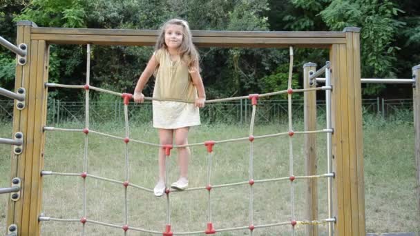 Маленькая Очаровательная Счастливая Девочка Детской Площадке — стоковое видео