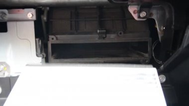 Araba tamir sihirbazı arabada kabin filtresi değiştirir