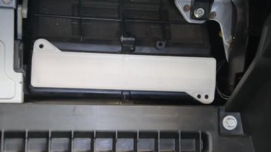 Araba tamir sihirbazı arabada kabin filtresi değiştirir