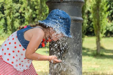Roma sokaklarında Roma burun içme Çeşmesi küçük sevimli bebek kız içecekler su