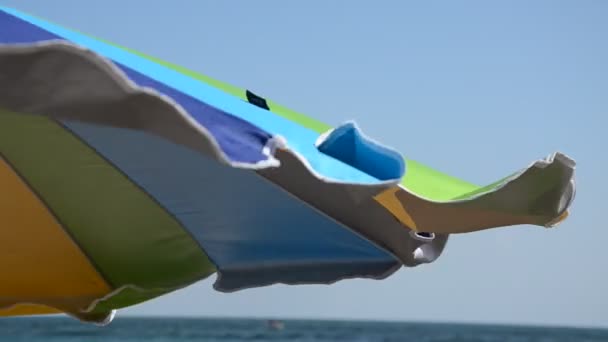 Ein Sonnenschirm Entwickelt Sich Wind Meeresstrand — Stockvideo