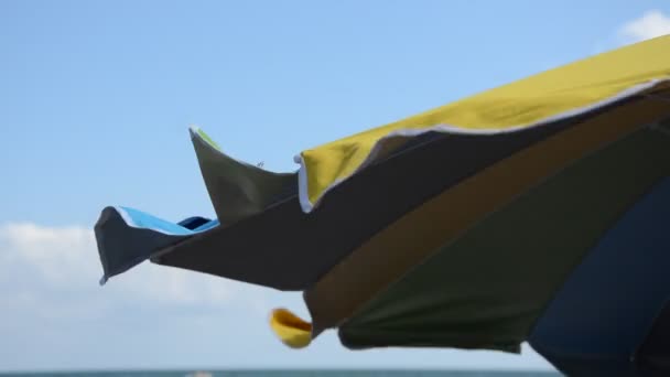 Větru Mořské Pláži Vyvíjí Plážový Deštník — Stock video