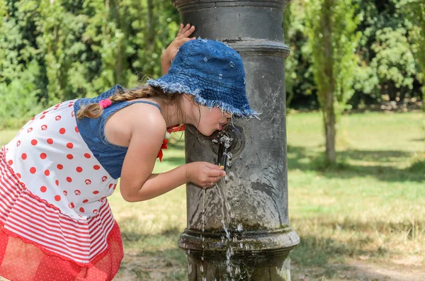 Kleine Schattige Baby Meisje Drinkt Water Uit Drinkfontein Van Romeinse — Stockfoto
