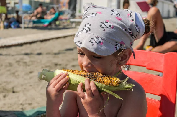 Roma Włochy Lipiec 2019 Little Kid Girl Jedzenia Smażone Popcorn — Zdjęcie stockowe