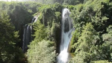 İtalya'da şelale Cascata delle Marmore Dağ çağlayanlar