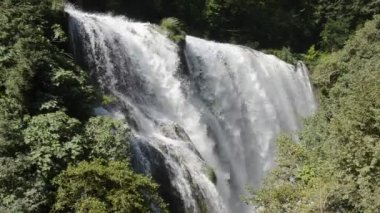 İtalya'da şelale Cascata delle Marmore Dağ çağlayanlar