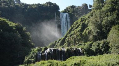 İtalya'da şelale Cascata delle Marmore Dağ çağlayanlar