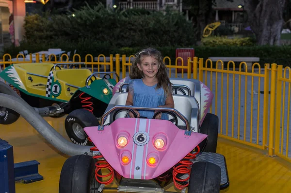 Roma Włochy 2019 Lipca Mała Urocza Dziewczyna Jeździ Karuzelą Parku — Zdjęcie stockowe