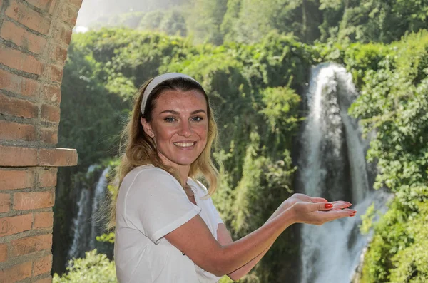 Jong Meisje Achtergrond Van Een Waterval Cascata Delle Marmore Italië — Stockfoto