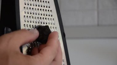 Şef siyah trüf mantarı rendeler