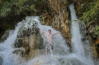 Bir şelalenin derealtında genç adam