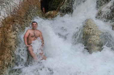 Bir şelalenin derealtında genç adam