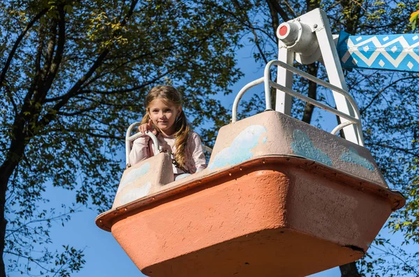 Klein Charmant Meisje Kind Rijden Een Schommel Een Pretpark — Stockfoto