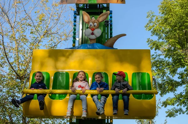 Ukraine Lviv October 2019 Anak Anak Kecil Mengendarai Ayunan Kanguru — Stok Foto