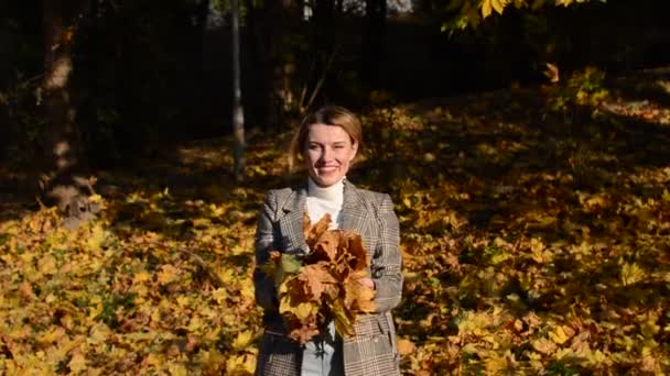 Schattig Jong Meisje Kotsen Gevallen Gele Esdoorn Bladeren Herfst Park — Stockvideo