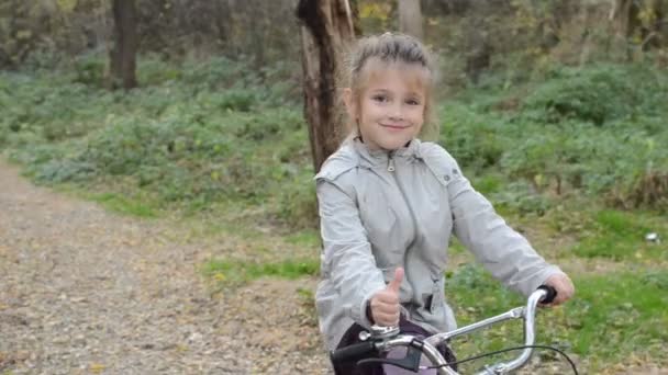 Niña Niña Muestra Corazón Amor Manos Bicicleta Parque Otoño — Vídeo de stock