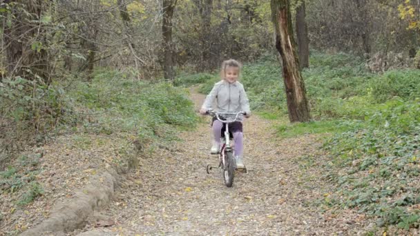 Kleines Mädchen Fährt Achterbahn Herbstpark — Stockvideo