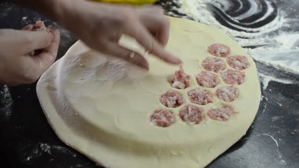 厨师用面团和切肉做饺子 — 图库视频影像