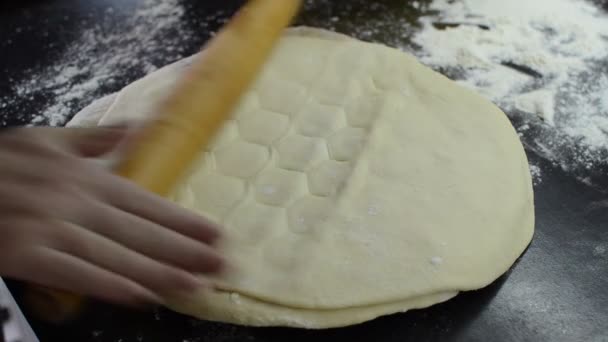 Kock Förbereder Dumplings Från Deg Och Malet Kött — Stockvideo