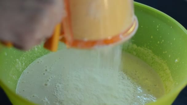 Mąka Przesiewania Kucharskiego Wyrobu Ciasta — Wideo stockowe