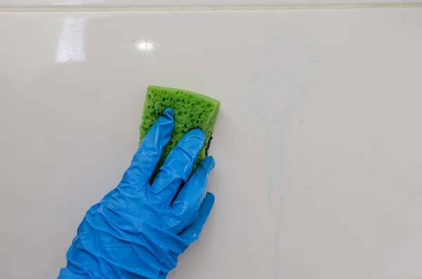 管家用家用化学品清洗浴室 — 图库照片