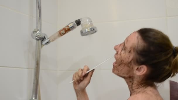 Junges Mädchen Mit Kaffee Peeling Beschmiert Singt Der Dusche — Stockvideo