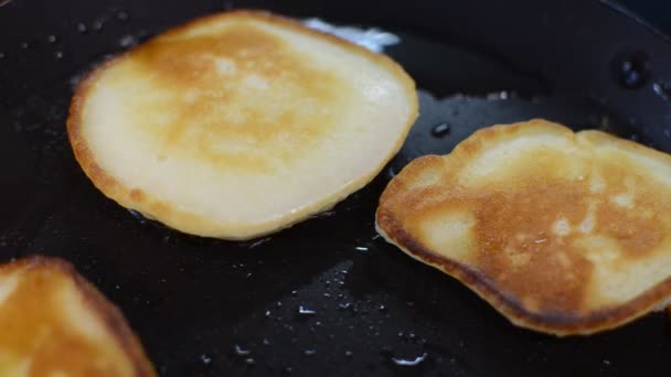 Pfannkuchen Werden Einer Pfanne Auf Einem Induktionsherd Gebraten — Stockvideo