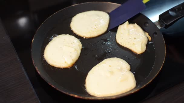 Pancake Sono Fritti Una Padella Una Stufa Induzione — Video Stock