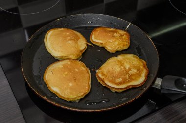 Krepler tencerede kızartılır.