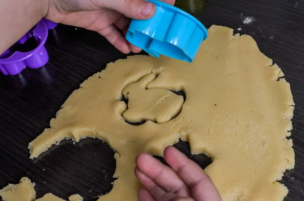 Anak Perempuan Yang Menyiapkan Kue Dengan Patung Patung — Stok Foto