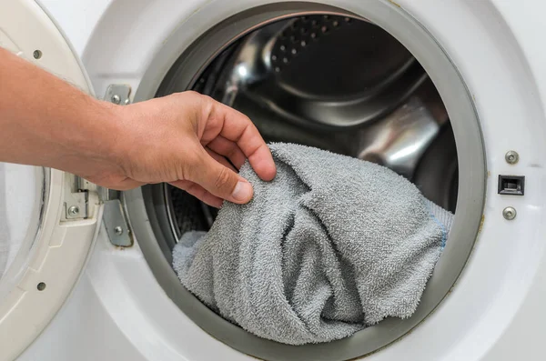 Hushållerskan Slänger Smutsiga Kläder Tvättmaskinen — Stockfoto