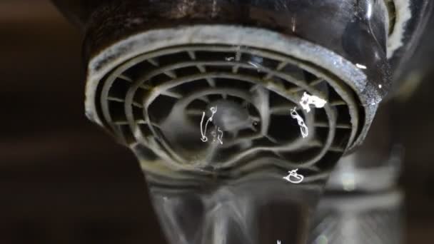 Water Druppelend Van Een Kraan Badkamer Macro Shot — Stockvideo