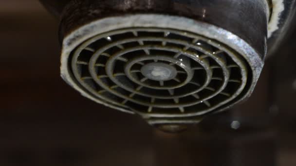 浴室の蛇口から滴り落ちる水マクロショット — ストック動画