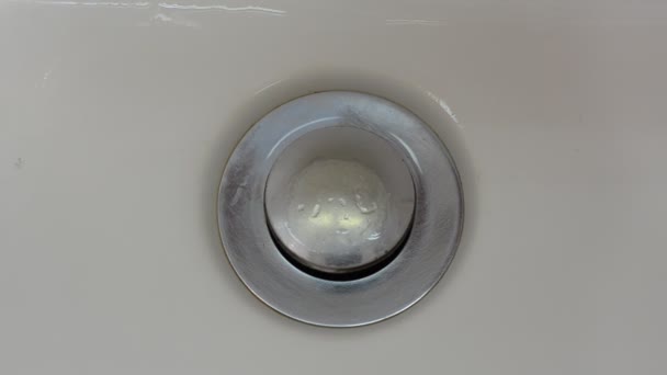 浴室の洗面台のサイフォンを通って水が排水口を流れる — ストック動画