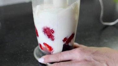 Elektrikli blender Çilekli smoothie çırpıyor
