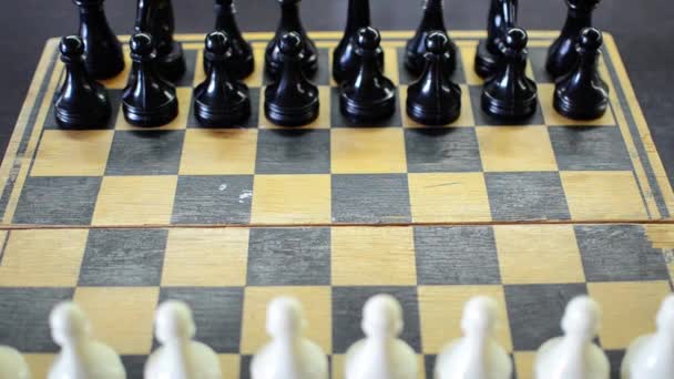 Velmistr Hraje Šachy Šachovnici — Stock video