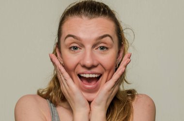 Güzel bir genç kızın yüzündeki duygular.