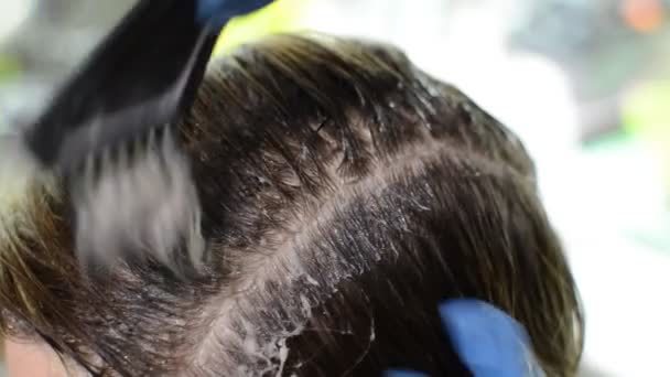 Master Kapper Verft Haar Met Haarverf — Stockvideo