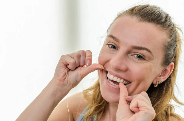 Young Girl Flossing Her Teeth — Stock Photo, Image