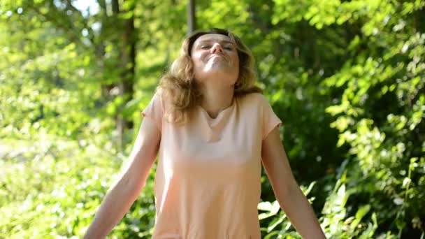 Νεαρό Γοητευτικό Κορίτσι Ένα Καλοκαιρινό Πάρκο Στροβιλίζεται Απλωμένα Χέρια — Αρχείο Βίντεο