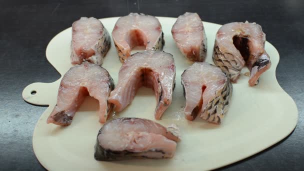 Filetes Pescado Crudo Una Tabla Cortar Espolvoreado Con Sal Pimienta — Vídeo de stock