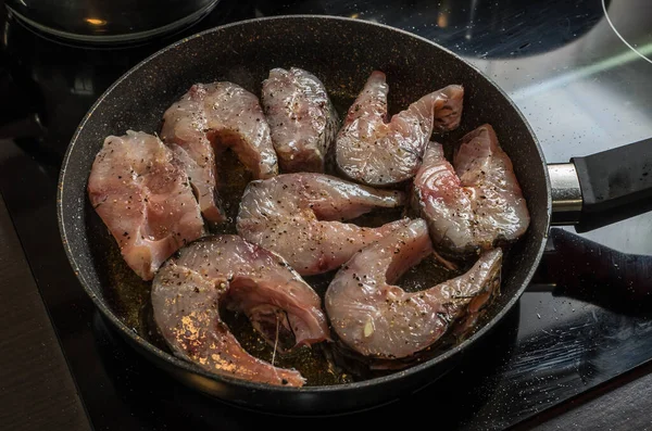 Ikan Goreng Dalam Panci Pada Kompor Induksi — Stok Foto