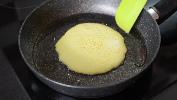 Cocinar Las Papas Fritas Panqueques Una Sartén Una Olla Inducción — Vídeos de Stock