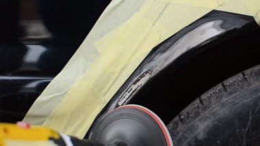 Elektrikli öğütücüyle boyamadan önce araba parçalamak.
