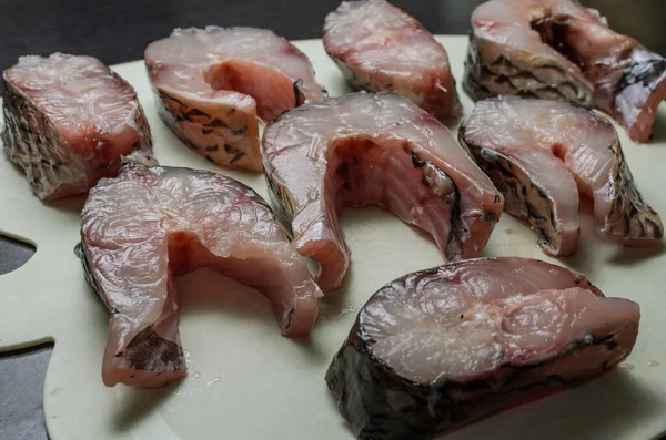 Bistecche Pesce Crudo Tagliere Cosparse Sale Pepe Macinato — Foto Stock