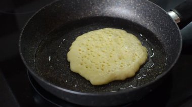 İndüksiyon ocağında tavada krep kızartır.