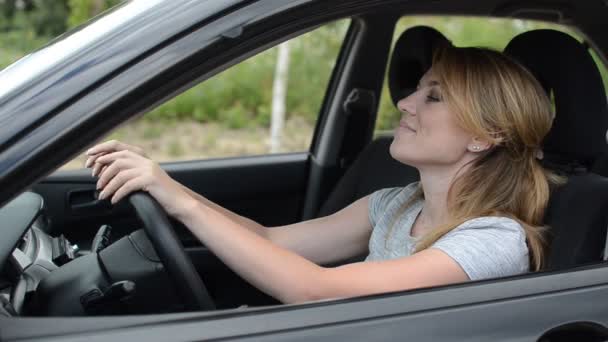 Jeune Fille Charmante Conduisant Une Voiture — Video