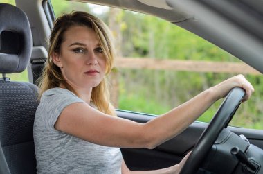 Siyah bir araba süren hoş bir kız.