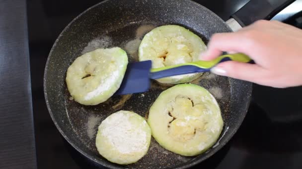 Pommes Zucchini Einer Pfanne Auf Einem Induktionsherd Kochen — Stockvideo